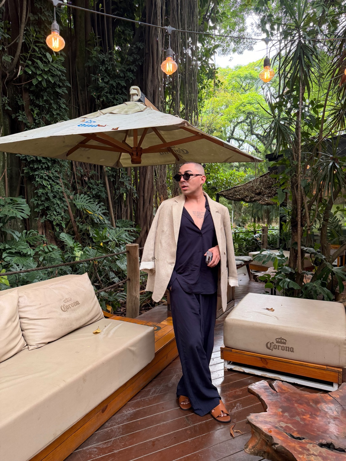 Bruno Wesllen em ambiente externo, com look de alfaiataria