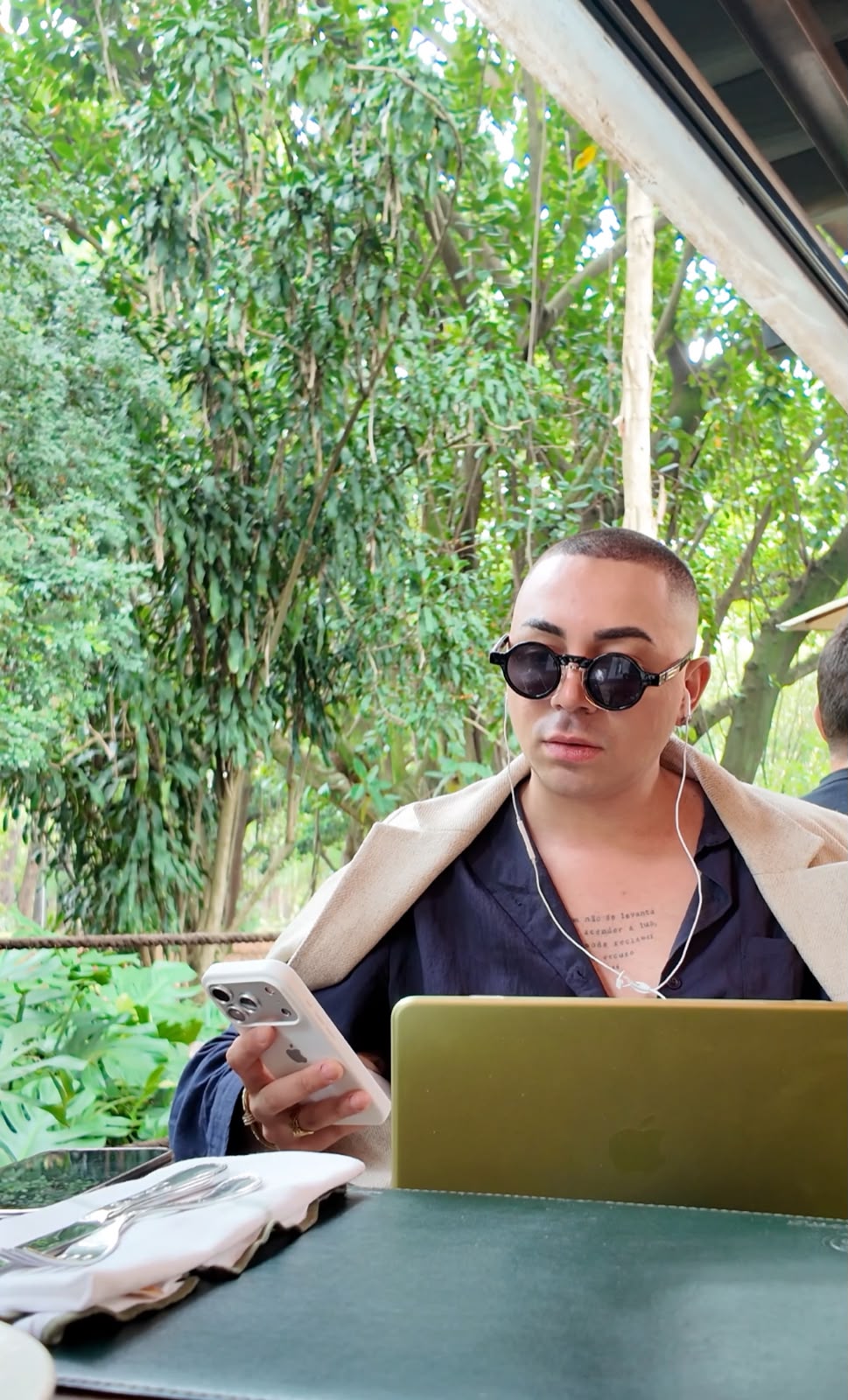 Bruno Wesllen trabalhando com celular e notebook