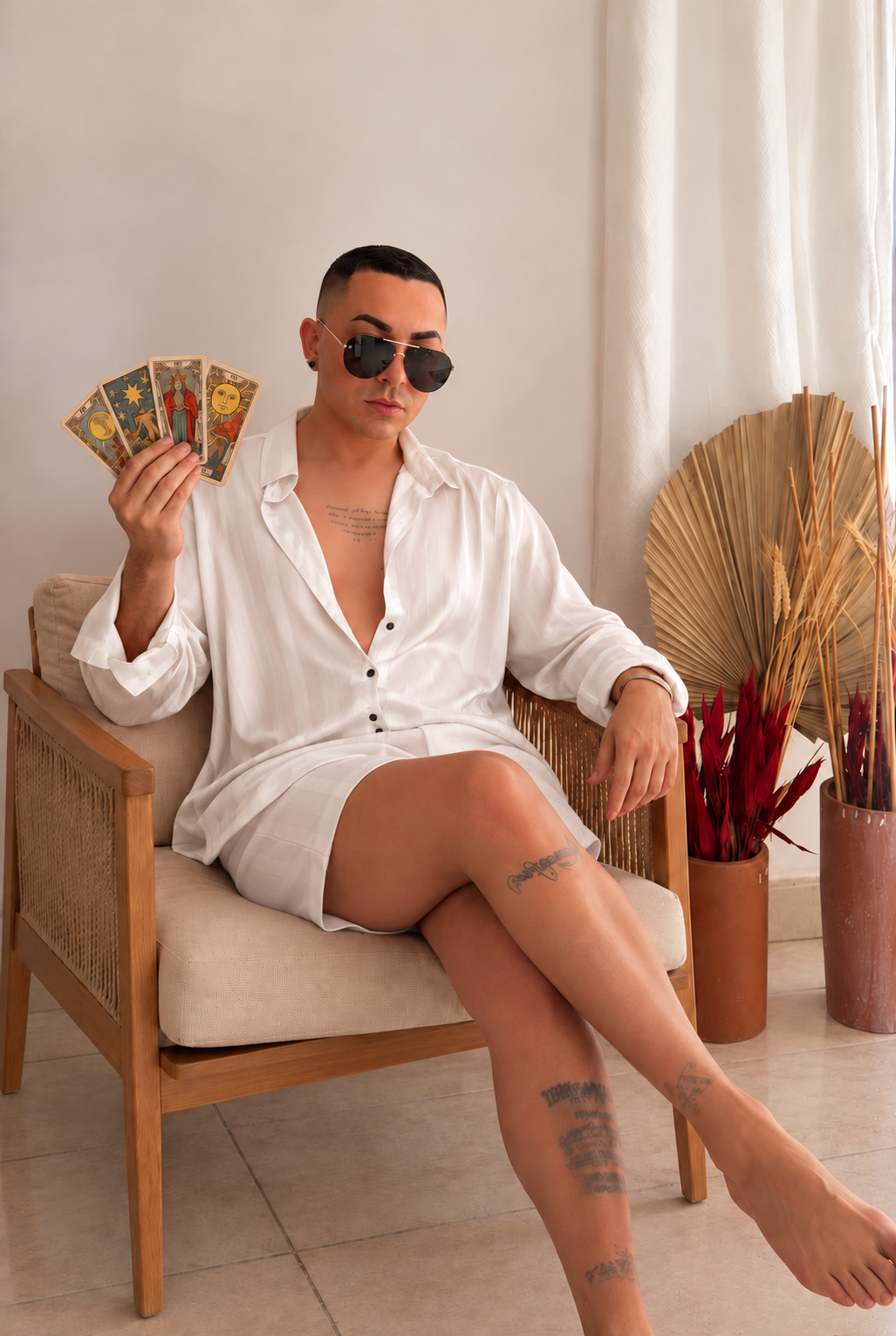 Bruno sentado com cartas de tarot nas mãos