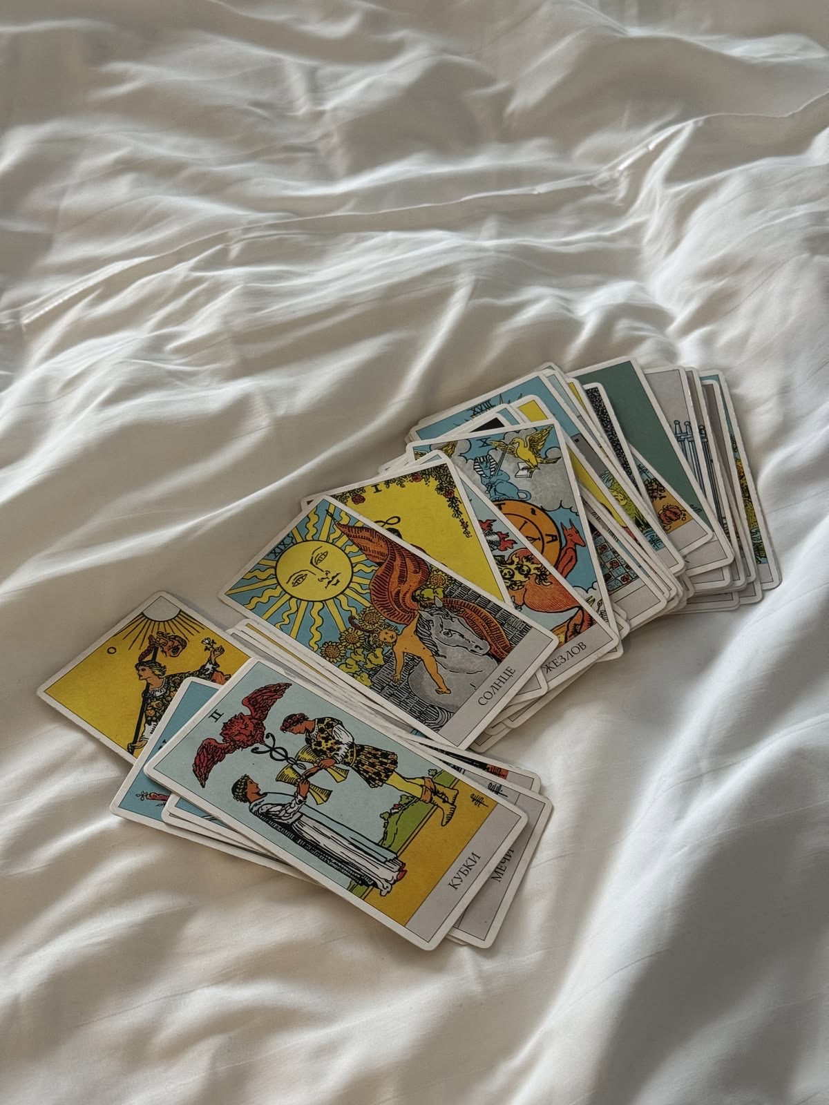 Cartas de tarô abertas sobre um tecido branco