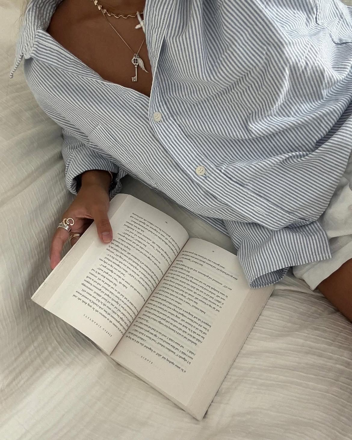 Pessoa lendo um livro em um momento de estudo e aprofundamento